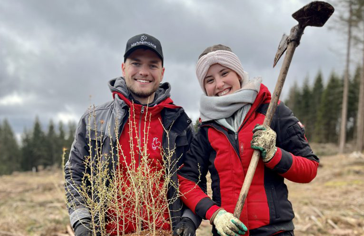 Hahnemuhle apprentices plant trees for World Earth Day 2022